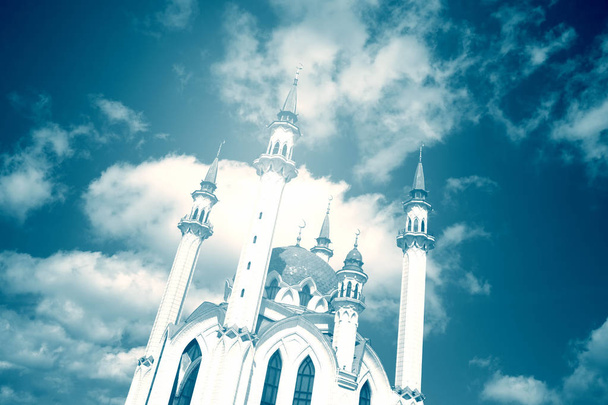 Fragmento da mesquita contra o céu. Tonificado. Linha horizontal é deliberadamente distorcida
 - Foto, Imagem