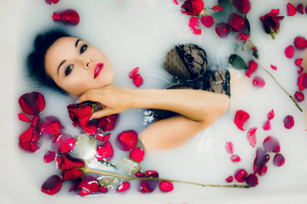 woman in black lingerie with roses - Foto, Imagen