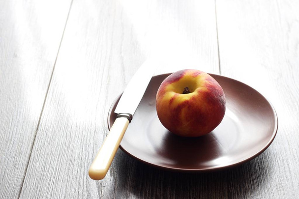 frischer Pfirsich auf rustikalem Holztisch - Foto, Bild