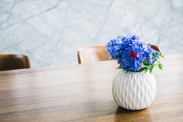 Βάζο λουλουδιών στο τραπέζι - Φωτογραφία, εικόνα