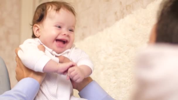 küçük çocuk gülüyor Papa elinde, baba çalış bebek, yakın çekim - Video, Çekim