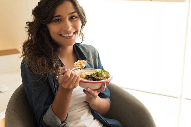 健康的なスーパー フード ボウルを食べる女 - 写真・画像