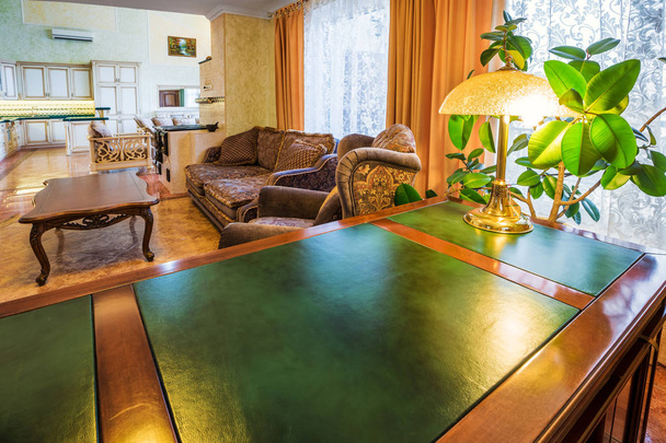Biuro w domu luksusowe wnętrze z drewna i zielone biurko. - Zdjęcie, obraz