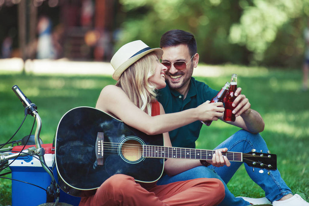 Love Couple Enjoying Guitar in the Park - Foto, afbeelding