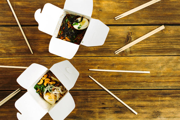 ボックスと箸で麺 - 写真・画像