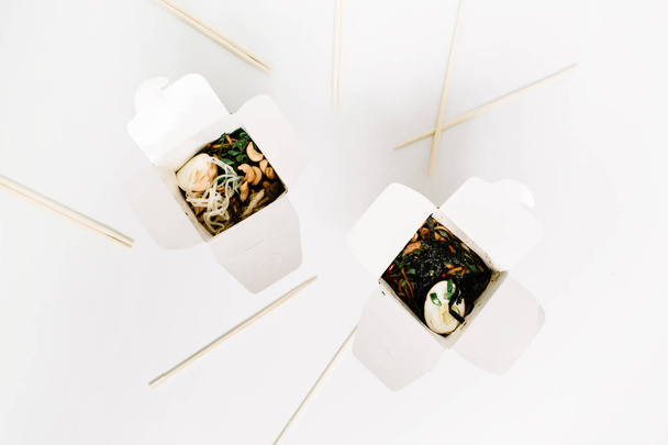 ボックスと箸で麺 - 写真・画像