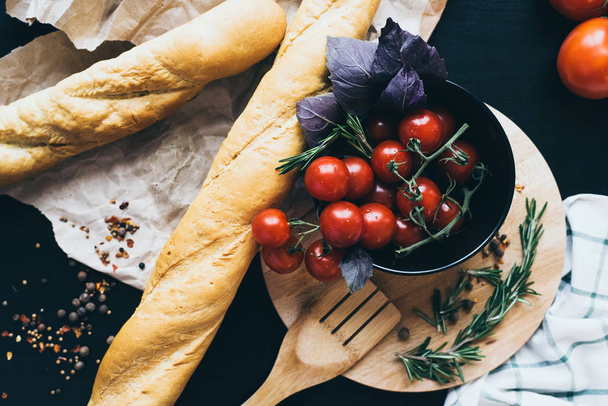  Tasty fresh tomatos with delicious bread baguette - Фото, зображення