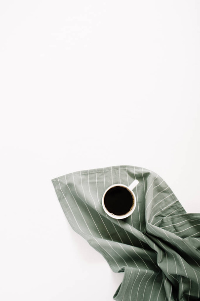 A pasztell ruhával kávé bögre  - Fotó, kép