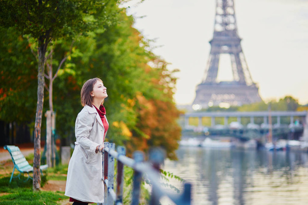 Woman in Paris on a bright fall day - Valokuva, kuva