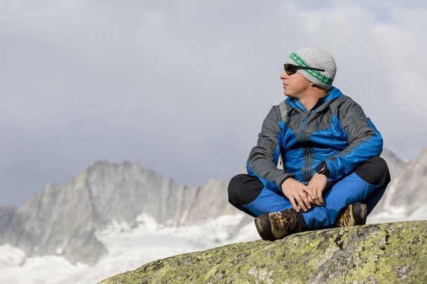 Alpinist enjoys the peace and solitude in the Swiss Alps - Zdjęcie, obraz
