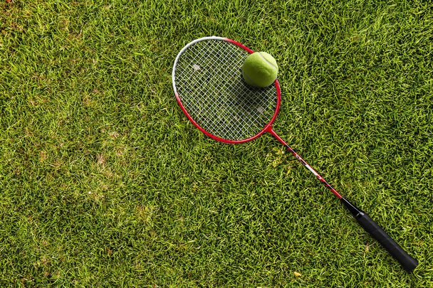 Tennis ball on the court - Foto, afbeelding
