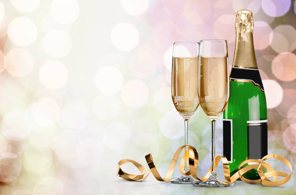 sklenice šampaňského a láhev - Fotografie, Obrázek