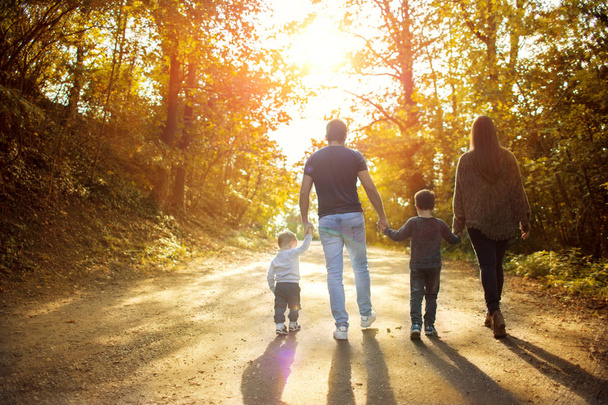 Onnellinen perhe kävelee metsässä
 - Valokuva, kuva