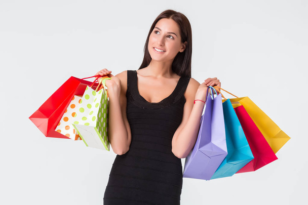 Gelukkig jonge lachende vrouw met boodschappentassen na het winkelen - Foto, afbeelding