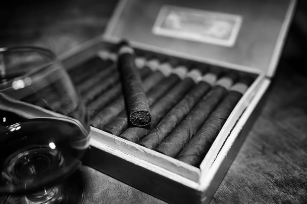 Foto de estilo retro de una gran caja de cigarros cubanos en una mesa de madera
 - Foto, Imagen