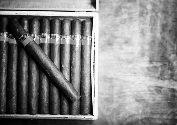 Retro-Foto einer großen Schachtel kubanischer Zigarren auf einem Holztisch - Foto, Bild