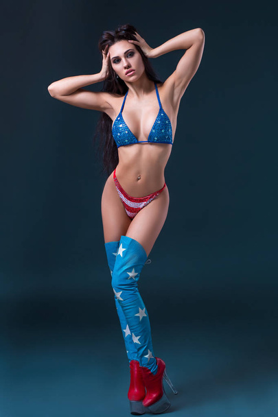 jeune femme sexy dans le fétiche érotique porter strip-tease dansant dans une boîte de nuit. nu sexy femme dans montrer costume
. - Photo, image
