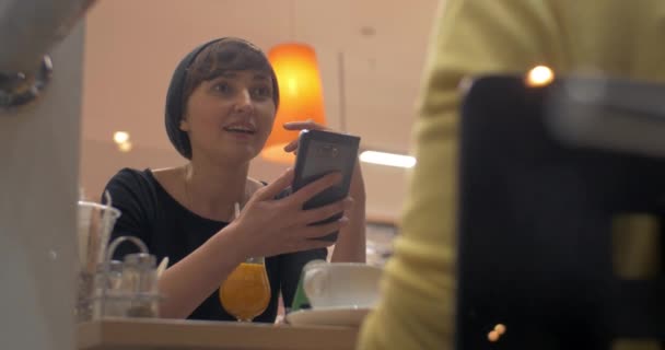 Freundinnen treffen sich im Café und tratschen - Filmmaterial, Video