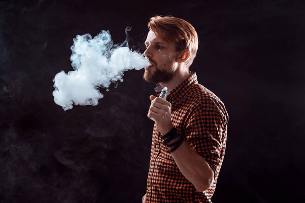 joven fumando cigarrillo electrónico - Foto, Imagen