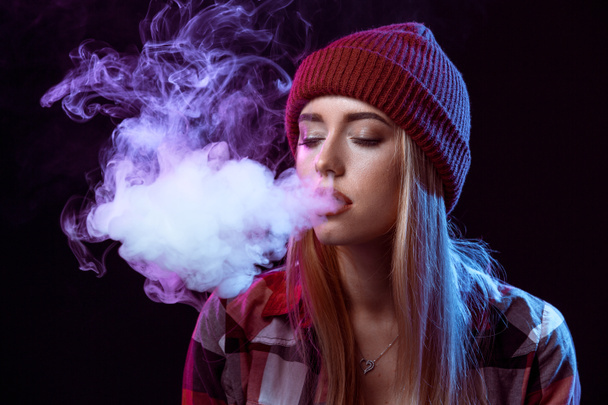 young woman smoking electronic cigarette - Foto, Imagem