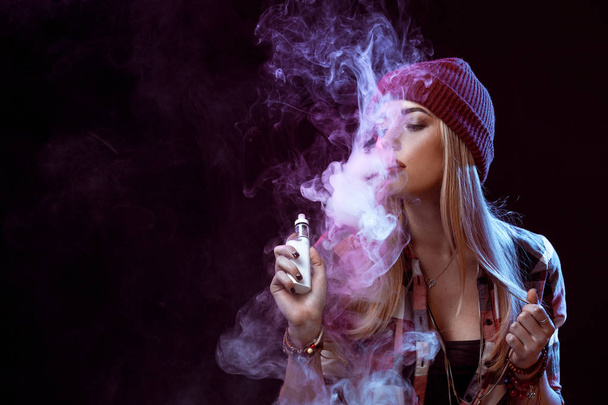 Mujer joven fumando cigarrillo electrónico
 - Foto, Imagen