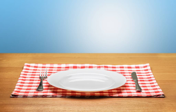 white Plate on napkin - Foto, imagen