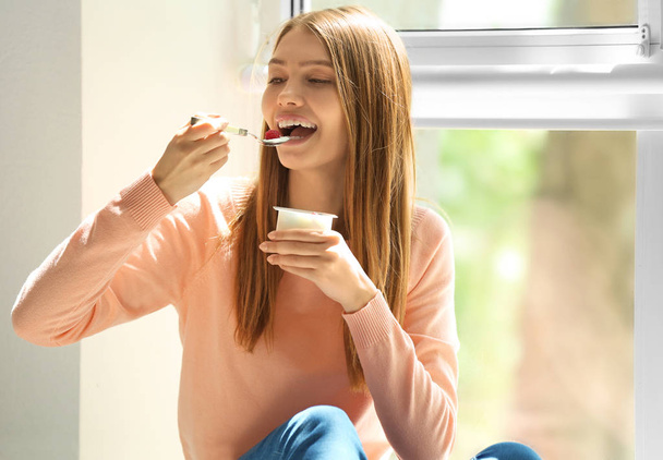 woman eating yogurt  - Foto, imagen