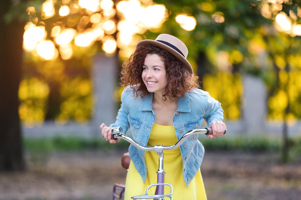 Młoda kobieta z rowerem - Zdjęcie, obraz