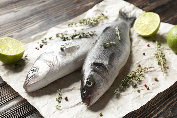 Fresh fish with thyme and lime - Valokuva, kuva