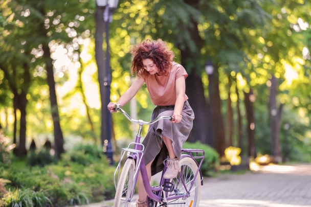 Bella giovane donna con bicicletta, all'aperto
 - Foto, immagini