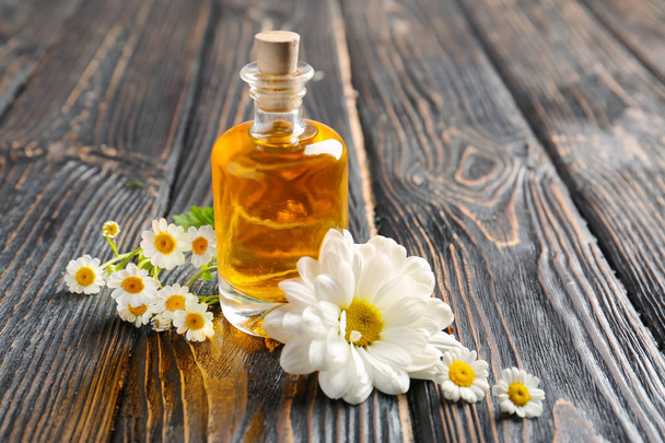 essential oil and chamomile flowers  - Zdjęcie, obraz