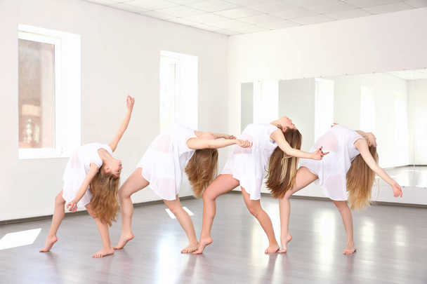 Group of young dancers in studio - Фото, изображение