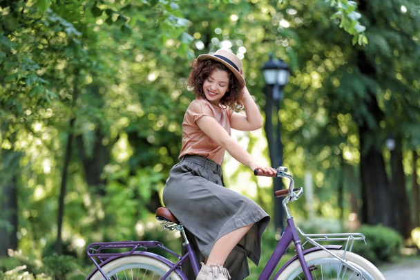 schöne junge Frau mit Fahrrad, im Freien - Foto, Bild