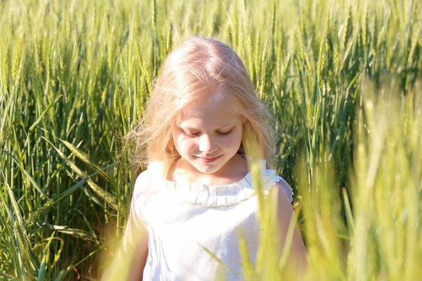 Little girl in green field - Zdjęcie, obraz
