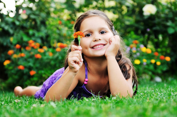 Счастливый ребенок на свежем воздухе
 - Фото, изображение