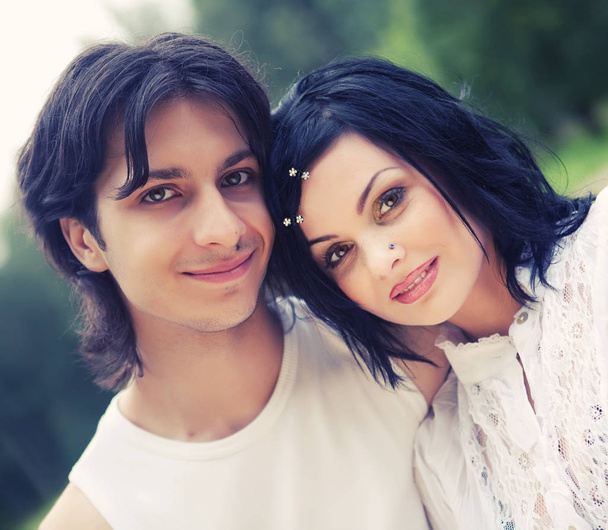 Young happy smiling attractive couple - Foto, imagen