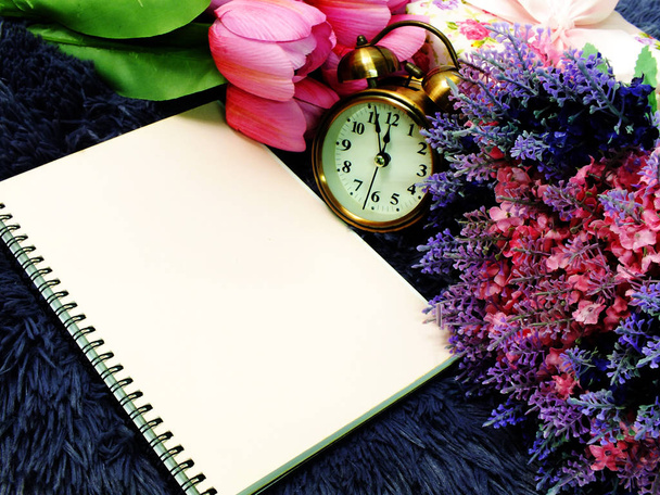 space copy empty notebook with artificial flower background - 写真・画像