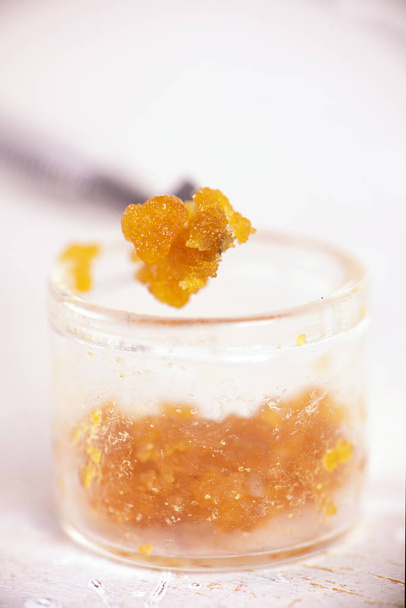 Cannabis concentrate live resin (extracted from medical marijuan - Foto, imagen