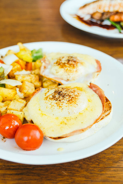 Benedicto de huevo con verduras para el desayuno
 - Foto, imagen