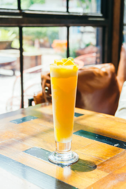 Mango smoothie drinkglas ijs - Foto, afbeelding