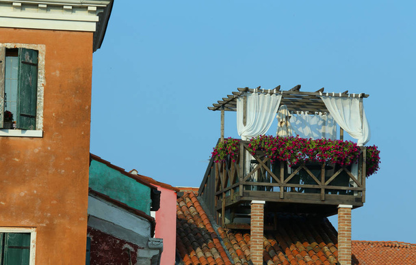 βεράντα πάνω από την οροφή από το βενετσιάνικο σπίτι στην Ιταλία - Φωτογραφία, εικόνα
