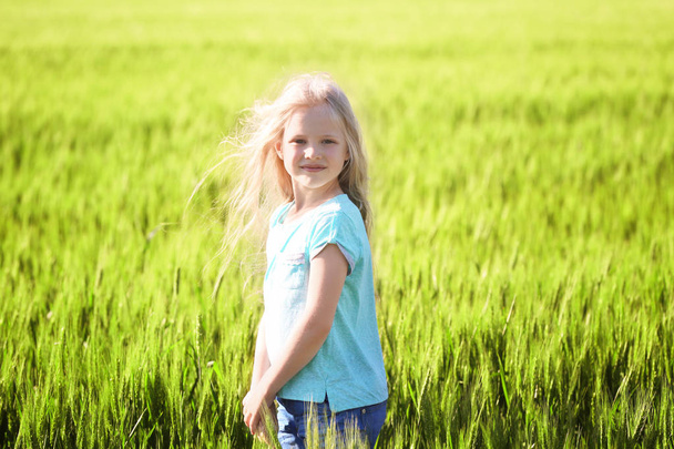 Happy little girl in green field - Fotoğraf, Görsel