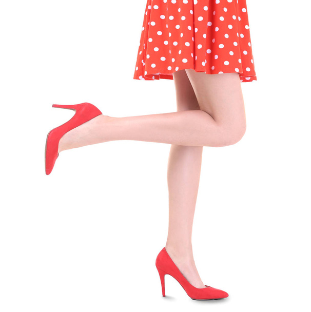 Женщина в платье и на высоких каблуках
  - Фото, изображение
