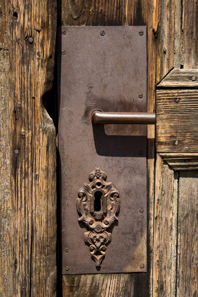 régi fából készült bejárati ajtó antik ajtókilincsgel - Fotó, kép