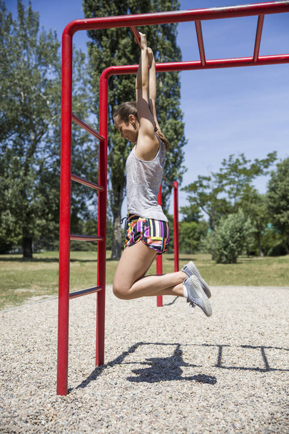 Forte yooung donna esercizio nel parco
 - Foto, immagini