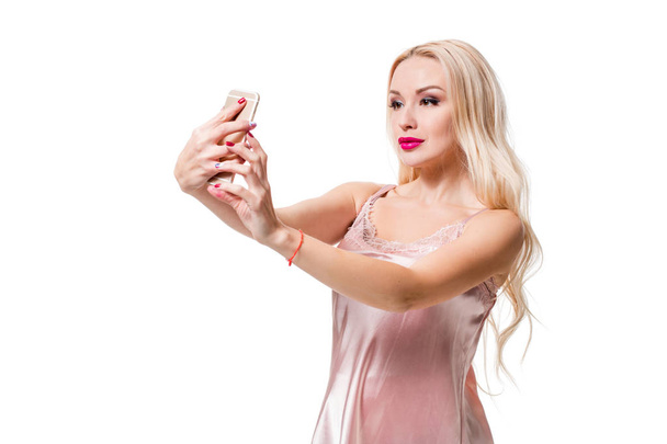Ξανθιά κάνει selfie σε απομονωμένες άσπρο φόντο - Φωτογραφία, εικόνα