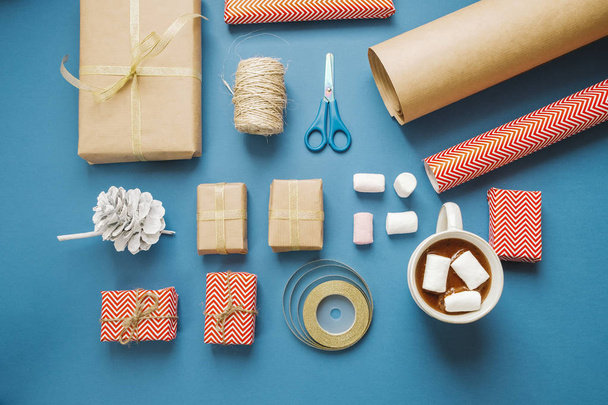 Christmas flat lay composition: hot cocoa with marshmallows, gif - Foto, imagen