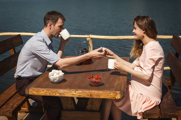 happy couple drinking tea outdoors - Fotoğraf, Görsel