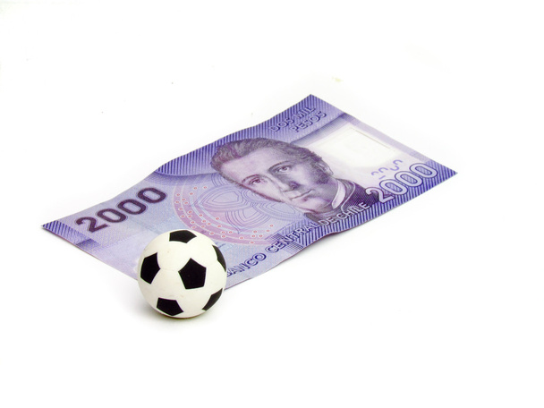 Bola de futebol em nota de rodapé em 2000 pesos chilenos
 - Foto, Imagem