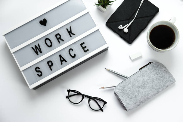 Elegante hipster branco desktop vista superior, café, óculos, headph
 - Foto, Imagem